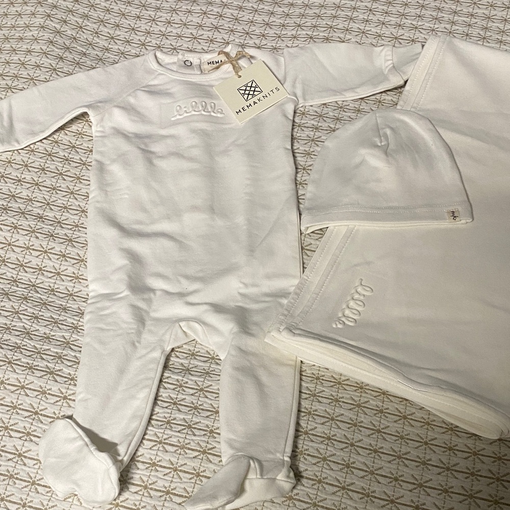 Memaknits Baby Footed One-Piece with Hat & Blanket Set